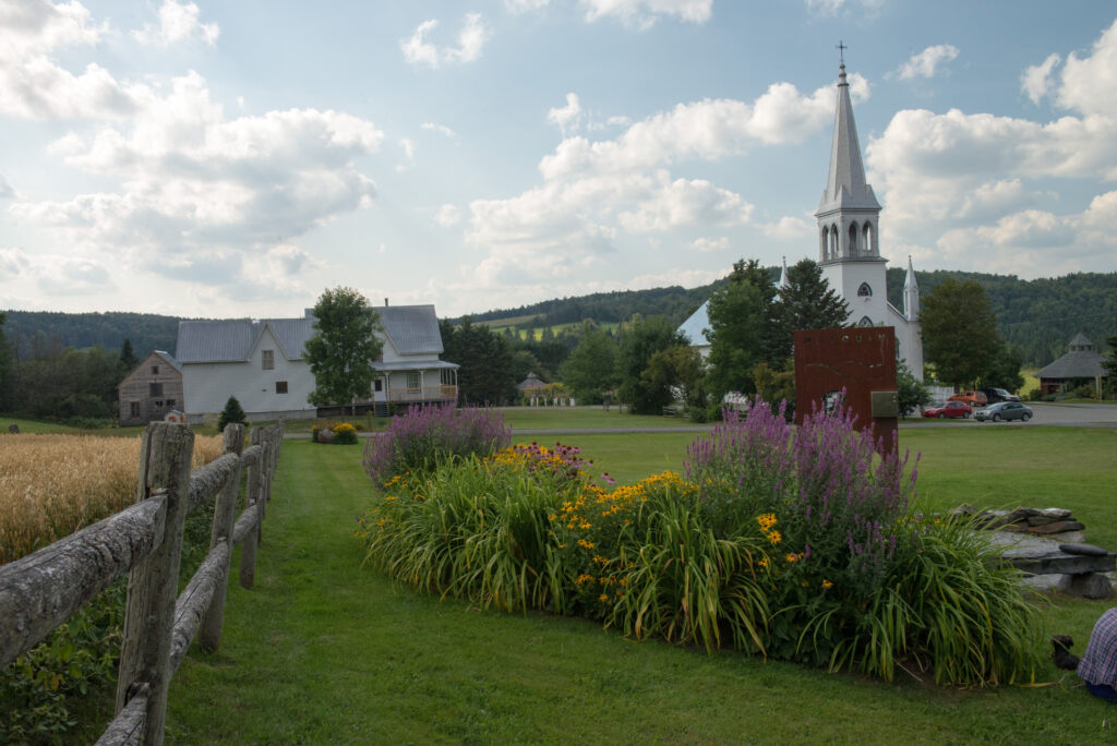 Découvrez 10 incontournables à visiter dans la région de Coaticook : musées, circuits patrimoniaux, événements culturels, villages historiques et bonnes adresses gourmandes. Patrimoine, art et nature au cœur des Cantons-de-l’Est.