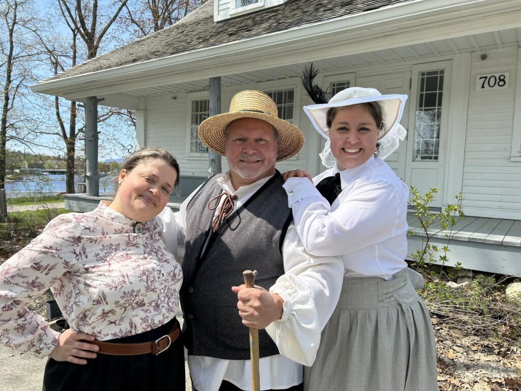 L'équipe de la Maison Merry en costumes d'époque devant le musée pour représenter les bâtisseurs des Cantons-de-l'Est
