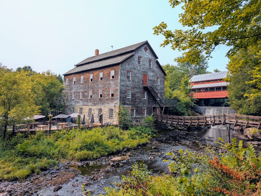 Plongez dans l'univers d'un atelier de travail de l'ère préindustrielle avec le Moulin à laine d'Ulverton, un incontournable du Chemin du savoir-faire du Chemin des Cantons